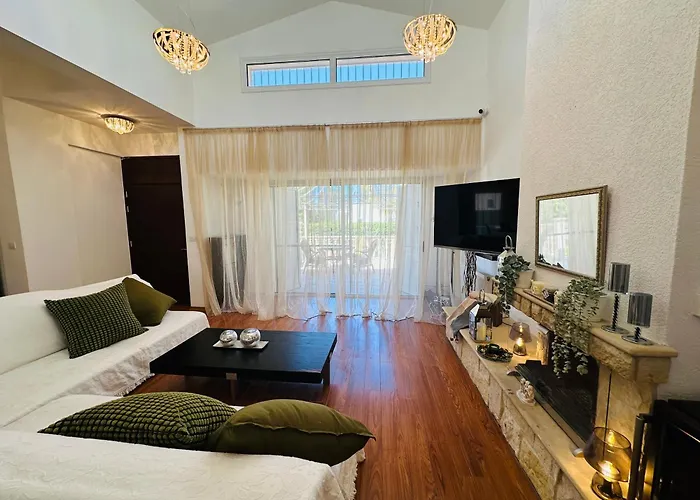 Strelitzia Lägenhet Lachi