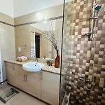 Strelitzia Apartment *