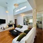 Strelitzia Apartment *