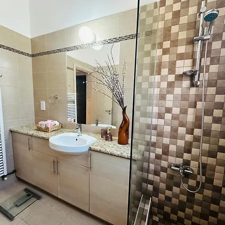Strelitzia Apartment *