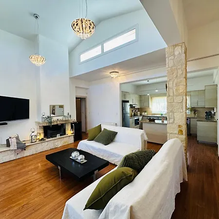 Strelitzia Apartment *
