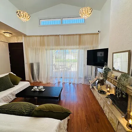 Strelitzia Apartment Lachi